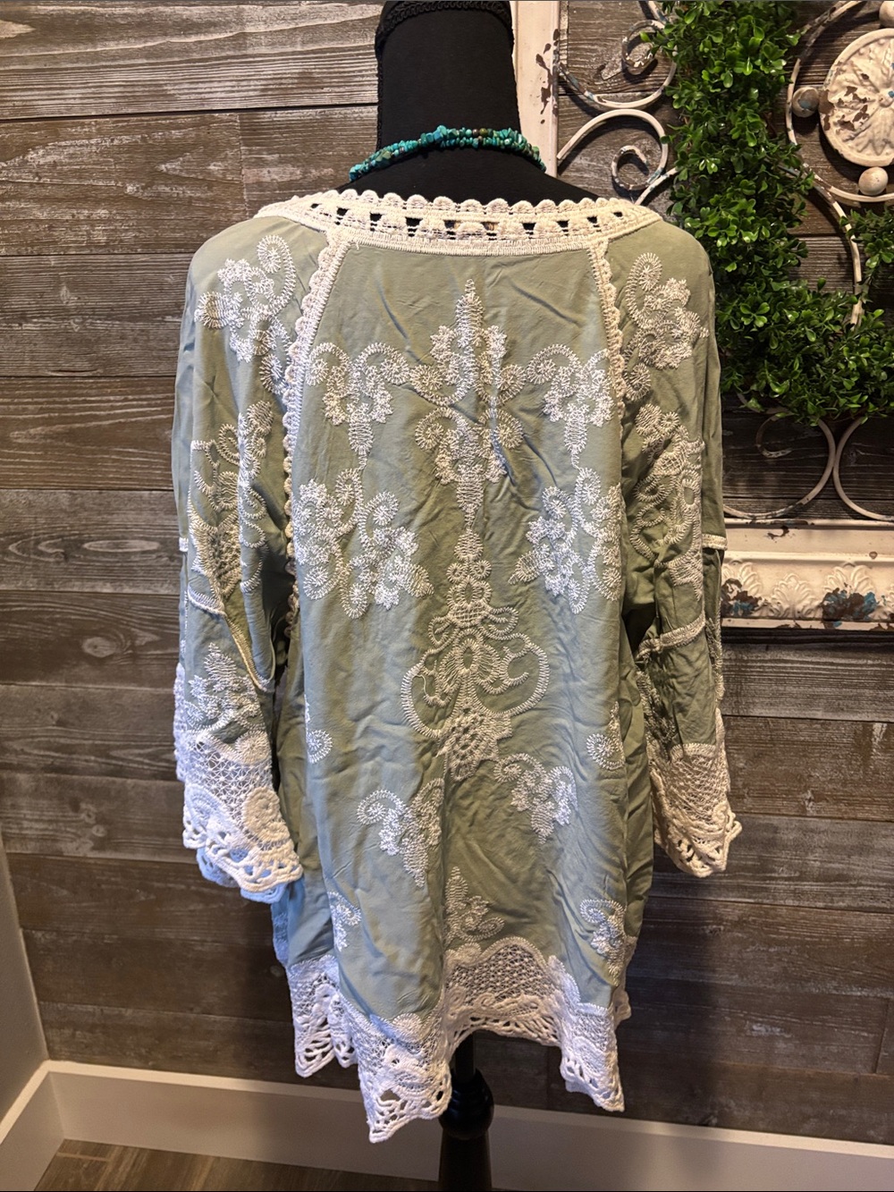 Democracy (2X) Women’s Sage Green and White Lace Embroidered Tunic Top - Picture 8 of 9